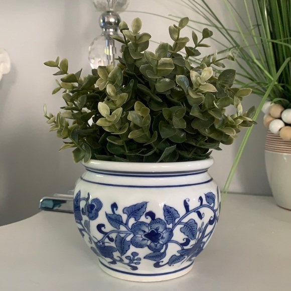 Blue & White Pot planter chinoiserie ceramic collectibles classic traditional